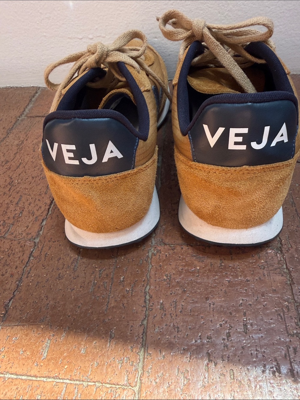 Veja Rio Branco Brown with Navy V - Picture 4 of 7